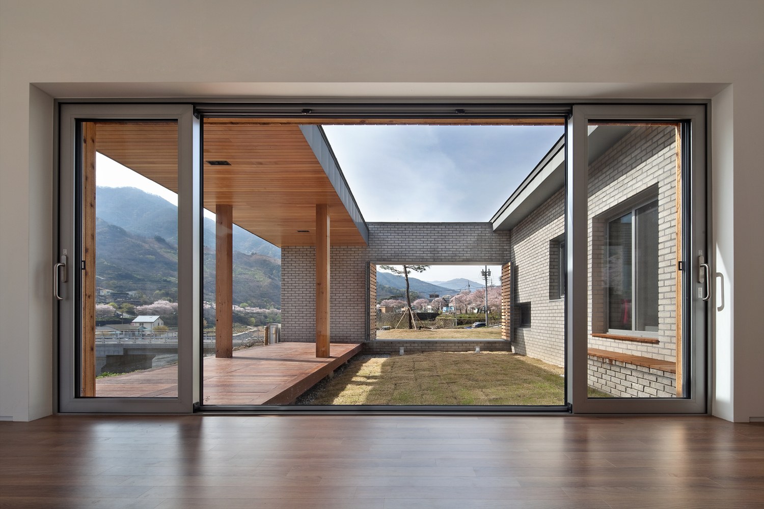 Two Courtyards House + Bridge 130 Cafe 关键镜头 2