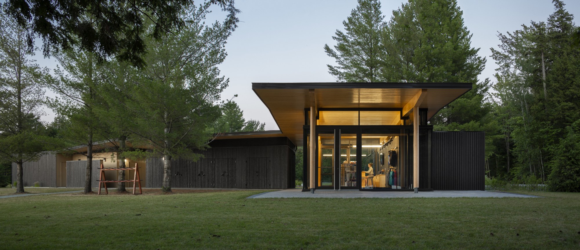 Opeongo Park Service Center 关键镜头 2